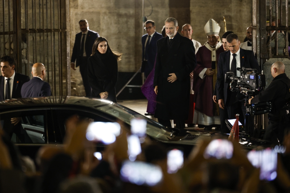 El rey Felipe VI y la reina Letizia a su salida del funeral por las víctimas de la DANA celebrado este lunes en la catedral de Valencia. 