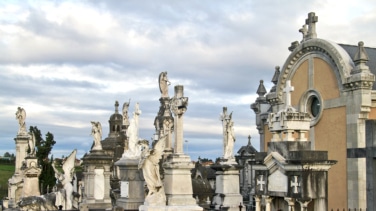 Un hombre desentierra el cadáver de su madre del cementerio de Avilés y se lo lleva a casa