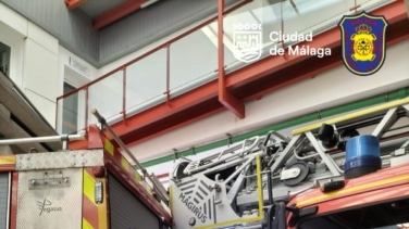 Un hombre se cuela en un parque de bomberos en Málaga y choca uno de los camiones