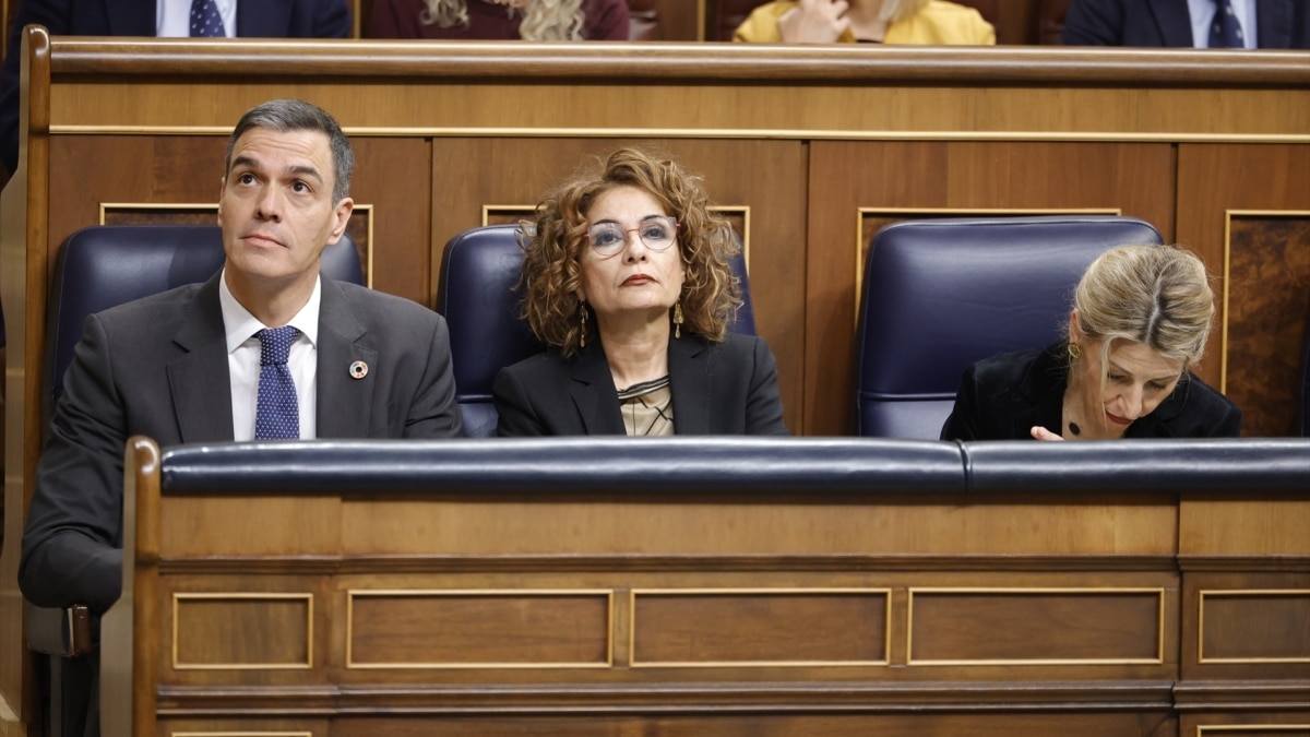 El presidente del Gobierno, Pedro Sánchez, y la vicepresidenta primera y ministra de Hacienda, María Jesús Montero, en el control de este miércoles