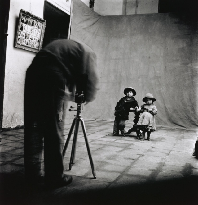 Irving Penn trabajando en el estudio de Cuzco