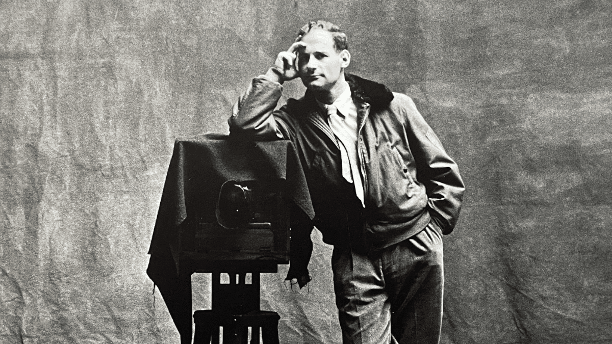 Irving Penn en el estudio de Cuzco en el que trabajó durante las navidades de 1948.