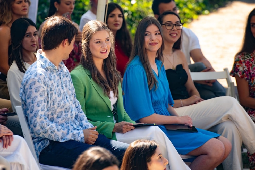 La princesa Leonor y la infanta Sofía durante un encuentro con jóvenes de los Programas de la Fundación Princesa de Girona el pasado mes de julio.