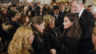 Los Reyes consuelan a los familiares de las víctimas por la DANA en Valencia