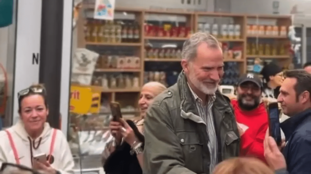 Felipe VI durante la visita de los Reyes a Catarroja