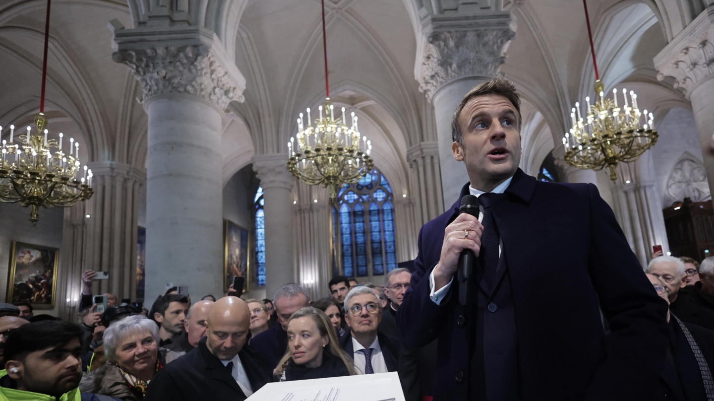 El presidente francés, Emmanuel Macron, en la catedral de Notre Dame.