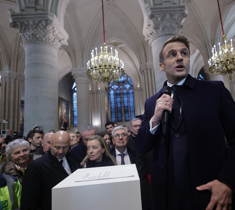 Macron, anfitrión en Notre-Dame, mientras busca un primer ministro de 'consenso republicano'