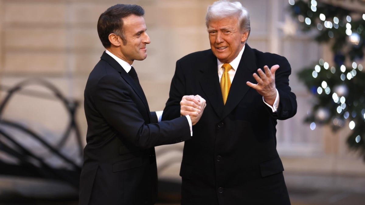 El presidente francés Emmanuel Macron (L) da la bienvenida al presidente electo estadounidense Donald J. Trump en el Palacio del Elíseo