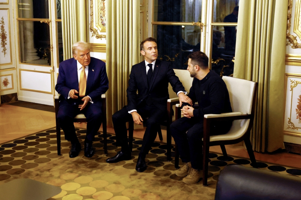 El presidente francés Emmanuel Macron (C), el presidente electo estadounidense Donald Trump (L) y el presidente ucraniano Volodymyr Zelensky asisten a una reunión trilateral en el Palacio del Elíseo