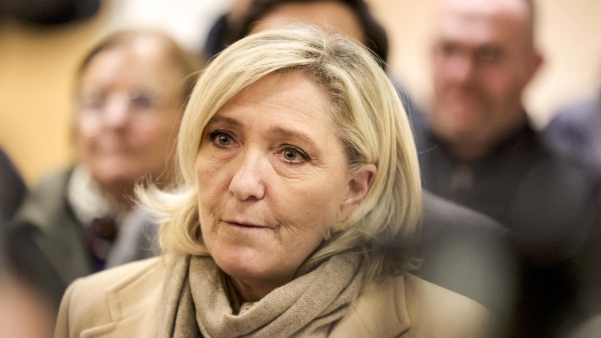 La líder de extrema derecha francesa del Rassemblement National (RN), Marine Le Pen, habla con los medios después de una audiencia