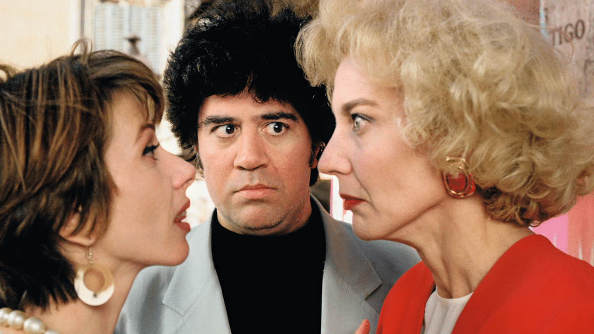 Almodóvar 'mediando' entre Victoria Abril y Marisa Paredes durante el rodaje de 'Tacones lejanos'.