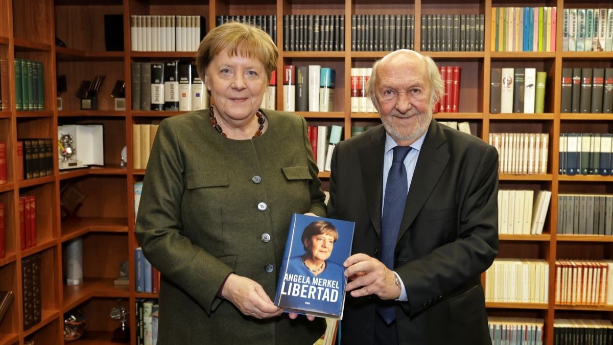 Angela Merkel junto al presidente de RBA, Ricardo Rodrigo.