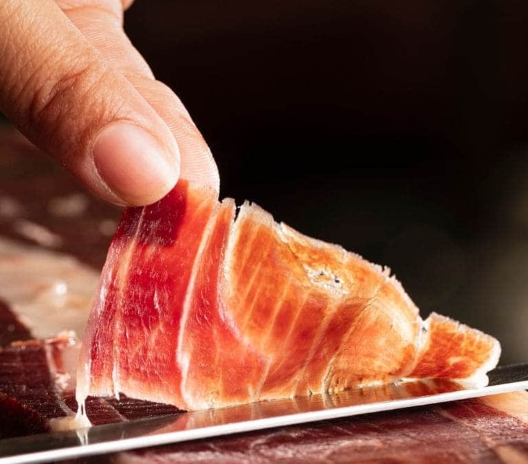 La OCU avisa de la diferencia de precio entre el Jamón Ibérico entero o en lochas