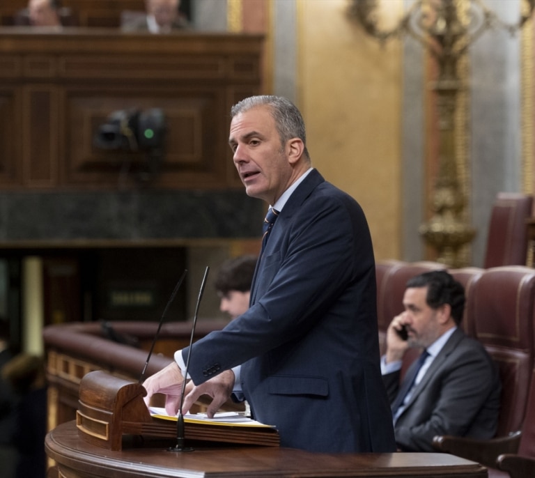 Rifirrafe en el Congreso entre Ortega Smith y Enrique Santiago: "Hace chistes con los que pegaban tiros en la nuca"