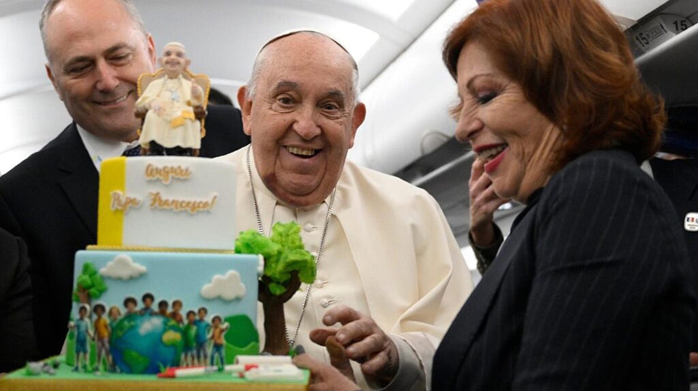 El Papa Francisco recibe una tarta por su 88 cumpleaños en el avión de vuelta a Roma