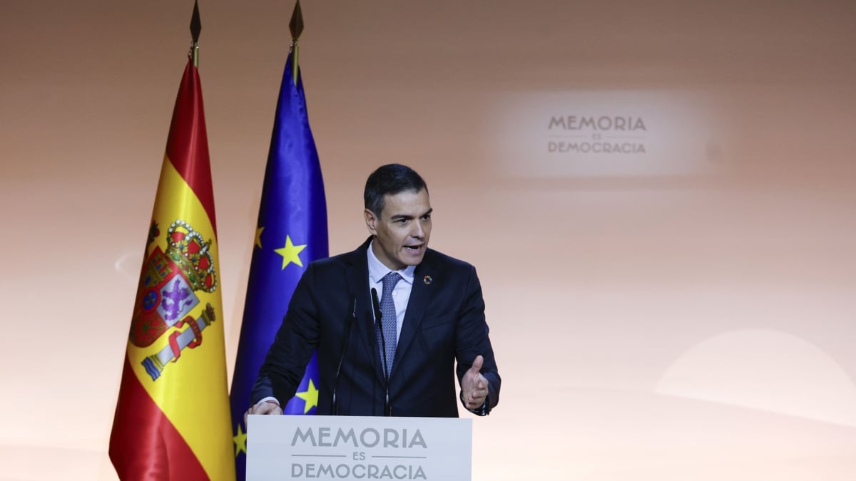 El presidente del Gobierno, Pedro Sánchez, pronuncia un discurso durante el acto institucional del ‘Día de Recuerdo y Homenaje a todas las víctimas del golpe militar, la Guerra y la Dictadura’ este martes en el Auditorio Nacional en Madrid.