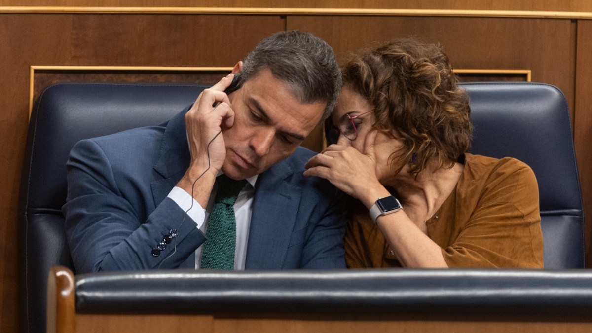 El presidente del Gobierno, Pedro Sánchez, escucha la traducción de una intervención de Junts por auricular, junto a la vicepresidenta María Jesús Montero