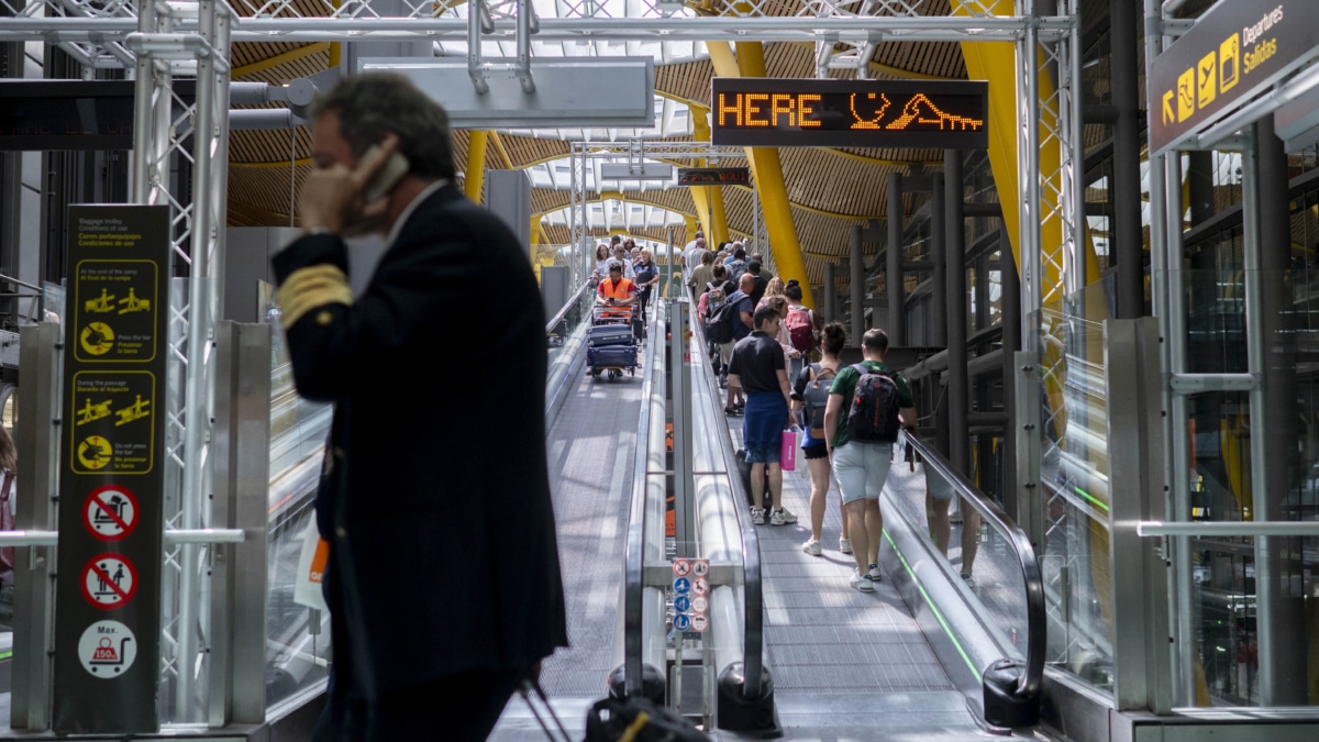 Un piloto de avión en la terminal T4 del aeropuerto Adolfo Suárez Madrid-Barajas, a 30 de agosto de 2024