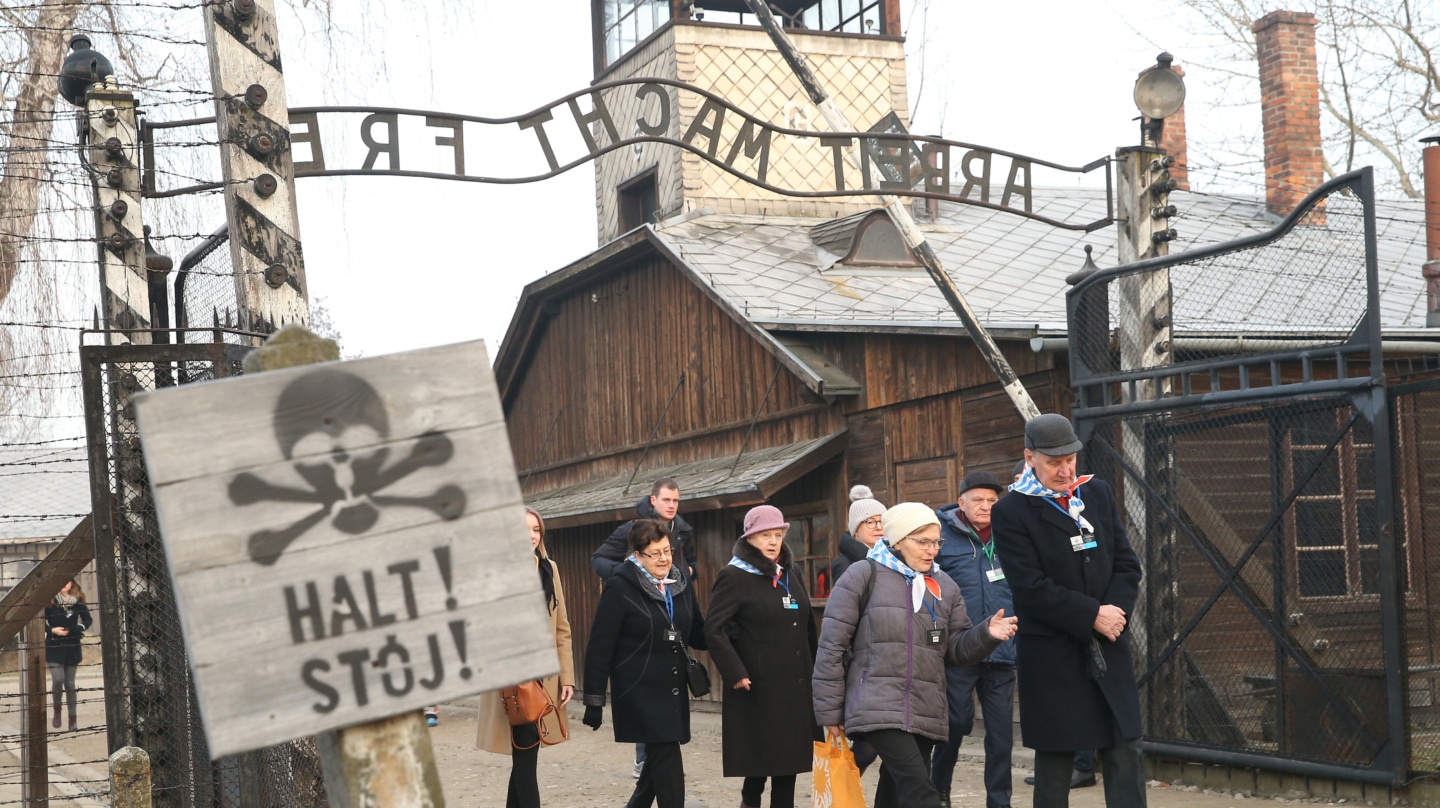 Varios ex presos de Auschwitz en el campo con motivo del 75º aniversario