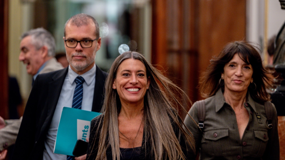 La portavoz de Junts en el Congreso, Miriam Nogueras (c), durante una sesión plenaria, en el Congreso de los Diputados