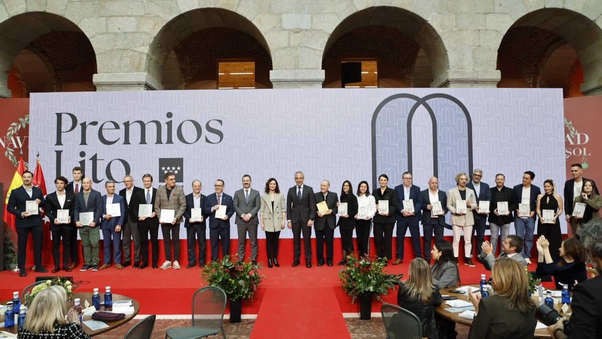 Los premiados de la primera edición de los Premios Lito posan con la presidenta de la Comunidad de Madrid.