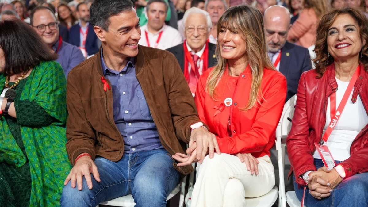 El Presidente del Gobierno, Pedro Sánchez, y su esposa Begoña Gómez durante la clausura del 41º Congreso Federal del PSOE en el Palacio de Congresos y Exposiciones.