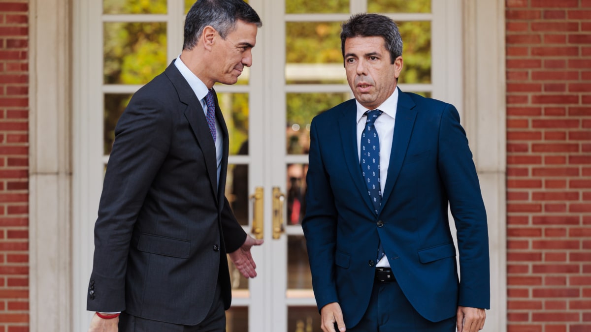 El presidente del Gobierno, Pedro Sánchez (i), durante su reunión con el presidente de la Comunitat Valenciana, Carlos Mazón