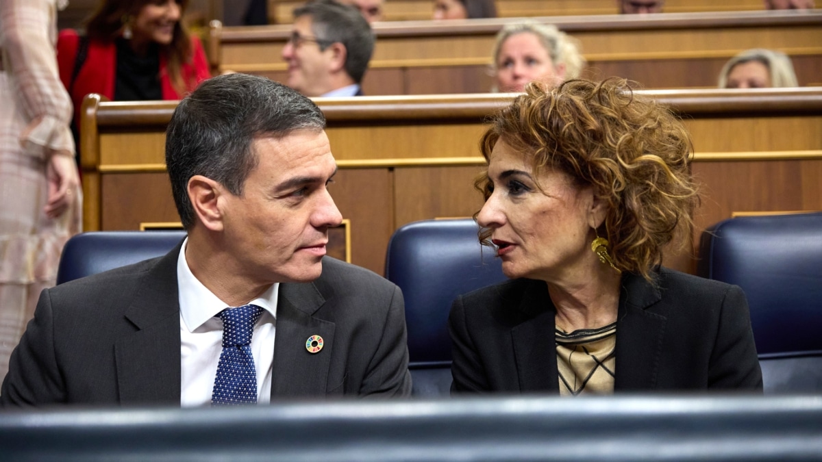 El presidente del Gobierno, Pedro Sánchez y la vicepresidenta primera y ministra de Hacienda, María Jesús Montero