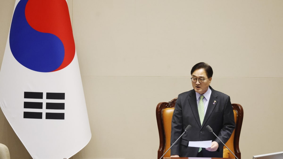 El presidente de la Asamblea Nacional de Corea del Sur, Woo Won-shik, anuncia que 'no se puede realizar una votación' porque no se alcanzó el quórum