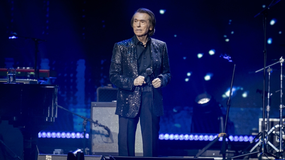 El cantante Raphael actúa durante el concierto solidario ‘Música desde el corazón’.