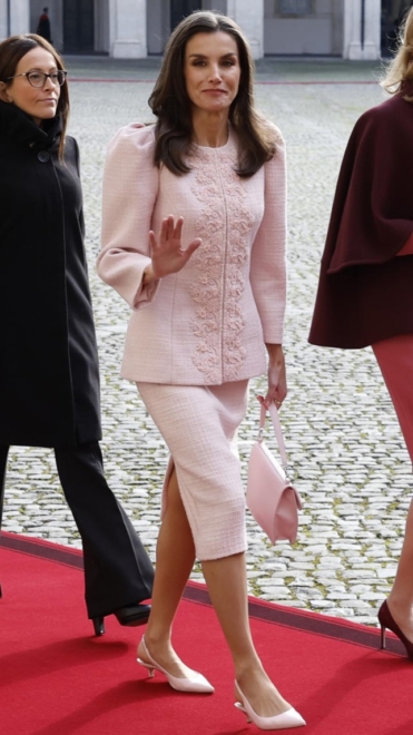 La reina Letizia, recibida en Roma por el presidente de Italia.