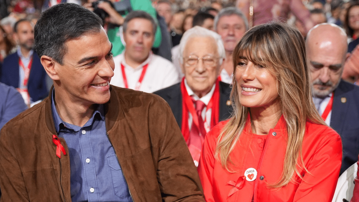 Pedro Sánchez y Begoña Gómez (detrás, entre ambos, el padre Ángel), este domingo en la clausura del congreso federal del PSOE.