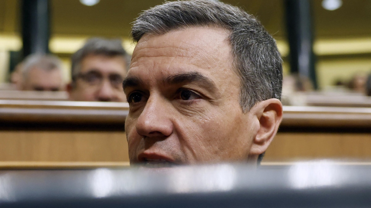 El presidente del Gobierno, Pedro Sánchez, en su escaño del Congreso de los Diputados