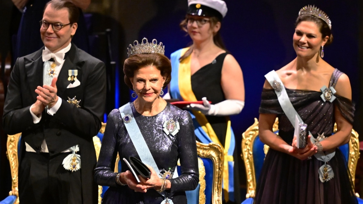 La reina Silvia de Suecia con su hija, la princesa Victoria, en la gala de los Nobel.