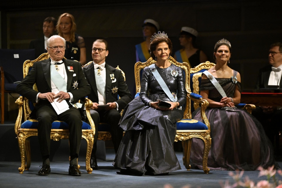 El rey Carlos Gustavo de Suecia con su mujer, la reina Silvia, y detrás de ellos la princesa Victoria y su marido, Daniel, durante los premios Nobel en Estocolmo. 