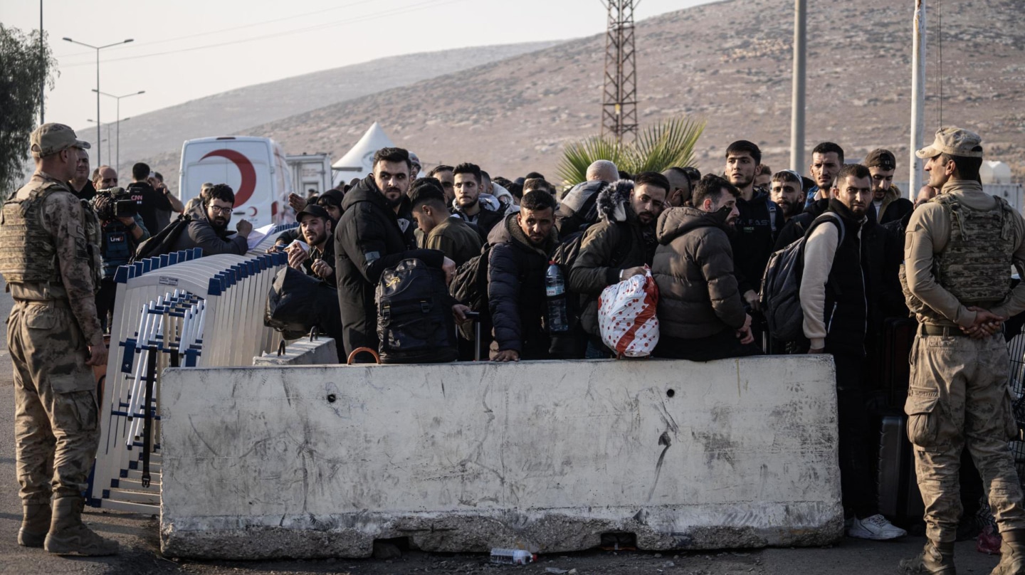 Una multitud de refugiados sirios se agolpa en la frontera turca.