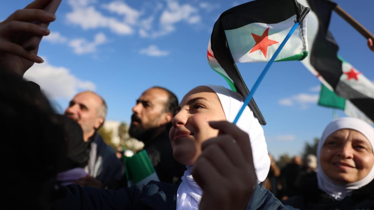 Un grupo de sirios celebran la caída de Bashar Asad, en Damasco.