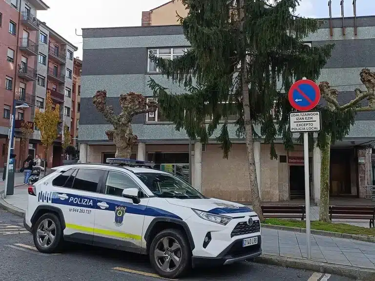 Fanfarrón, sin título y capaz de engañar a la policía, así era el falso agente municipal de Etxebarri