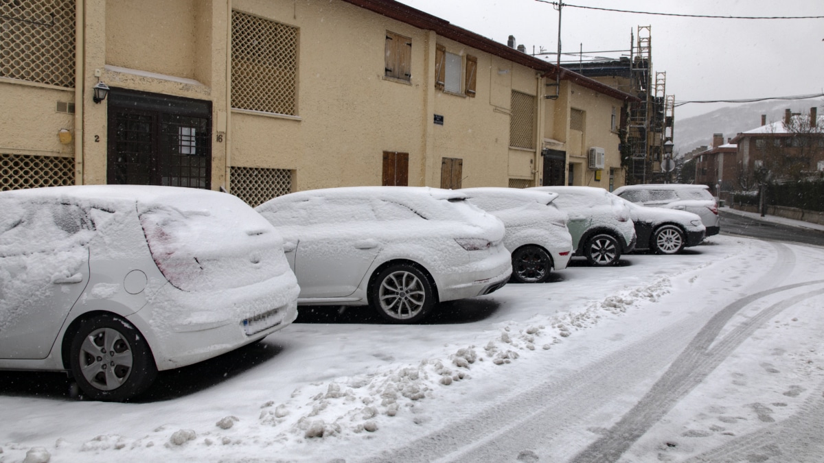 Varios coches cubiertos de nieve, a 3 de marzo de 2024