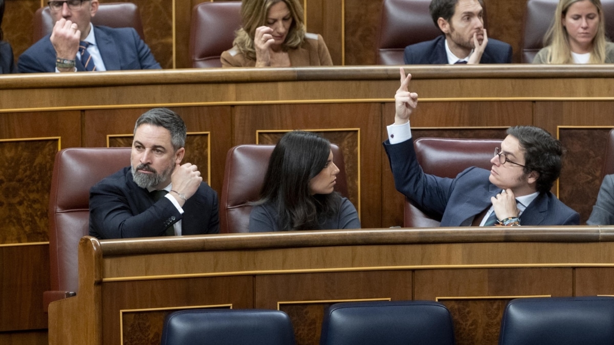 Santiago Abascal, en su escaño del Congreso junto a su portavoz parlamentaria, Pepa Millán, y su segundo, José María Figaredo