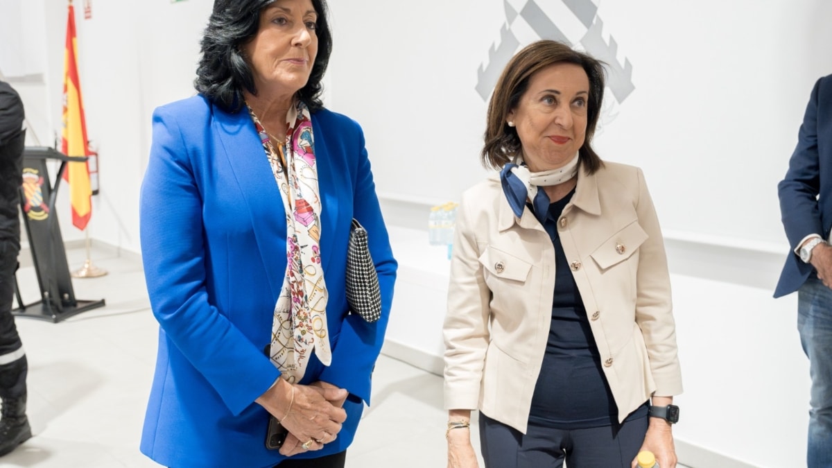 La directora del Centro Nacional de Inteligencia (CNI), Esperanza Casteleiro, y la ministra de Defensa, Margarita Robles.