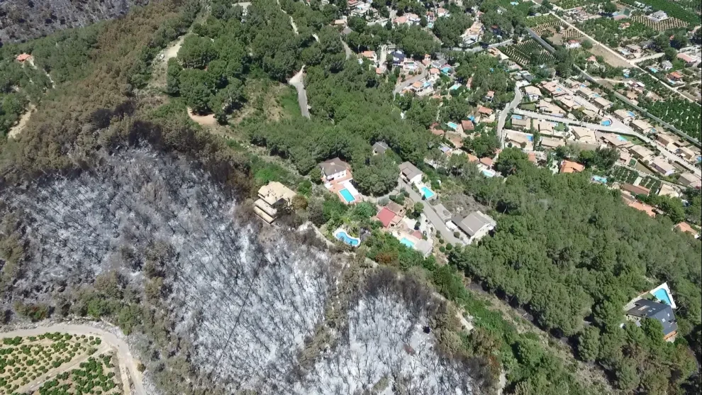 Incendio de Carcaixent en 2016 en su impacto con una urbanización protegida contra incendios.
