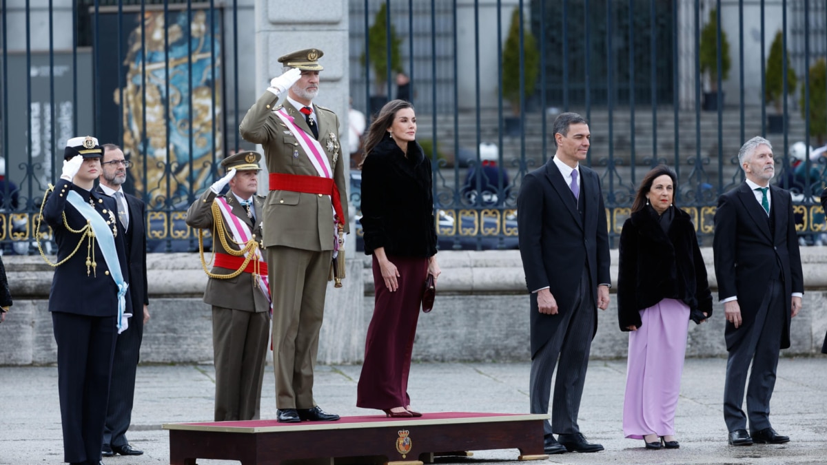 Los Reyes Felipe VI y Letizia, junto a la Princesa de Asturias, el presidente del Gobierno, Pedro Sánchez , la ministra de Defensa, Margarita Robles , y el ministro del Interior, Fernando Grande-Marlaska.