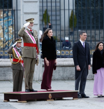 Felipe VI felicita a las Fuerzas Armadas por su papel en Valencia [...]