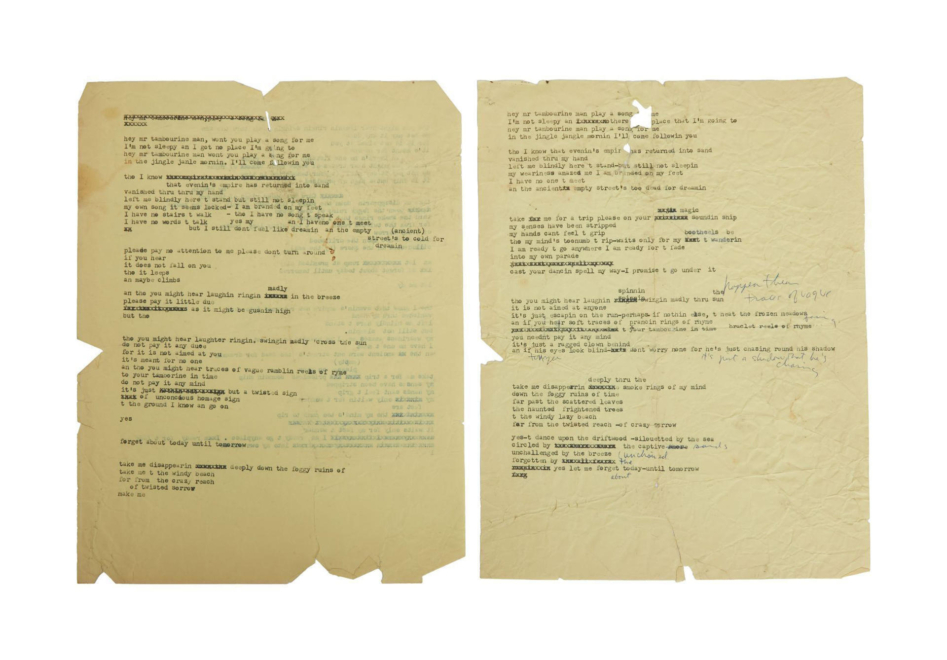 Fotografía cedida por Julien's Auction de dos páginas de letras mecanografiadas de 'Mr. Tambourine Man' de Bob Dylan