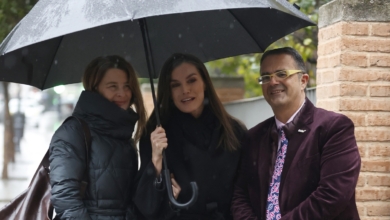 La reina Letizia acude a una reunión con la Federación Española de Enfermedades Raras llevando un total look negro