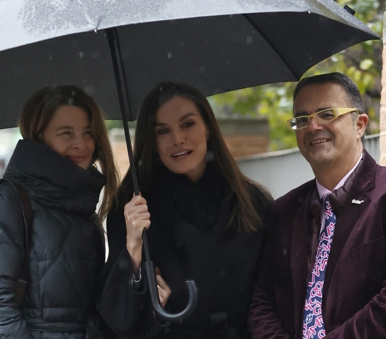 La reina Letizia acude a una reunión con la Federación Española de Enfermedades Raras llevando un total look negro