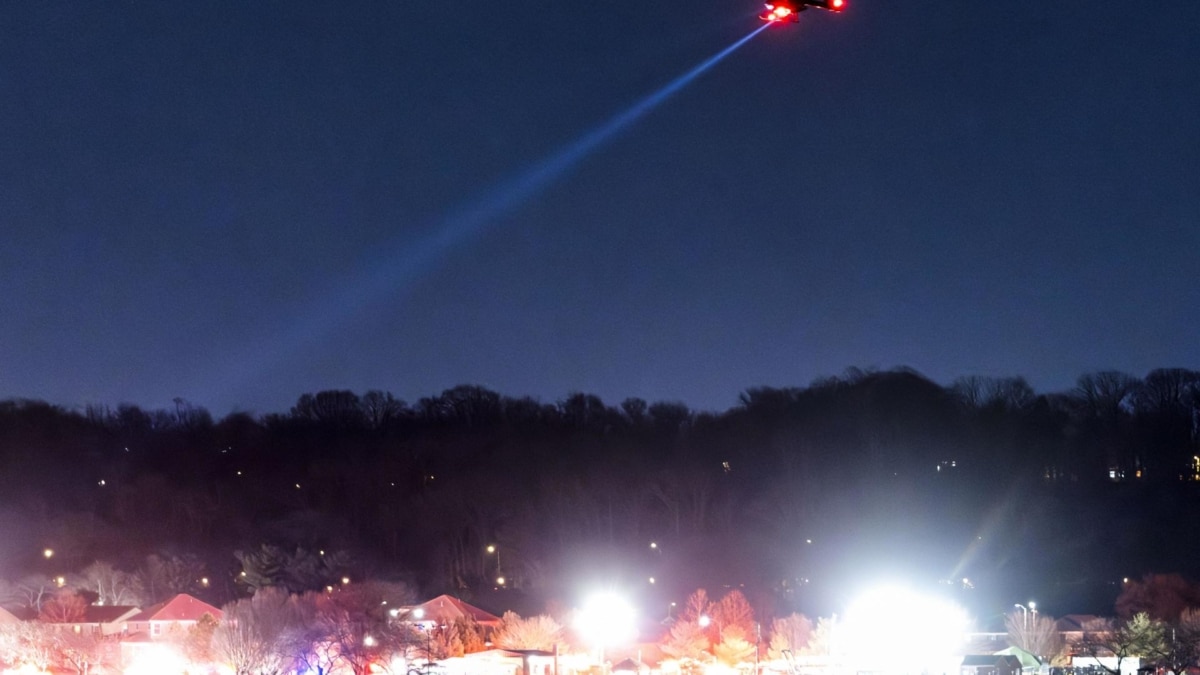 Los equipos de rescate rastrean el río Potomac, junto al aeropuerto Ronald Reagan de Washington DC, en busca de supervivientes.