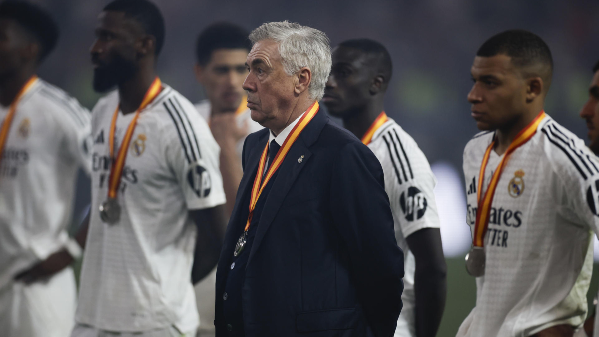 Ancelotti y sus jugadores, tras perder la final de la Supercopa.