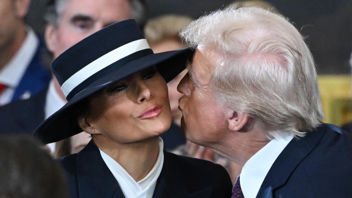 Trump se acerca a besar a Melania antes de tomar posesión.